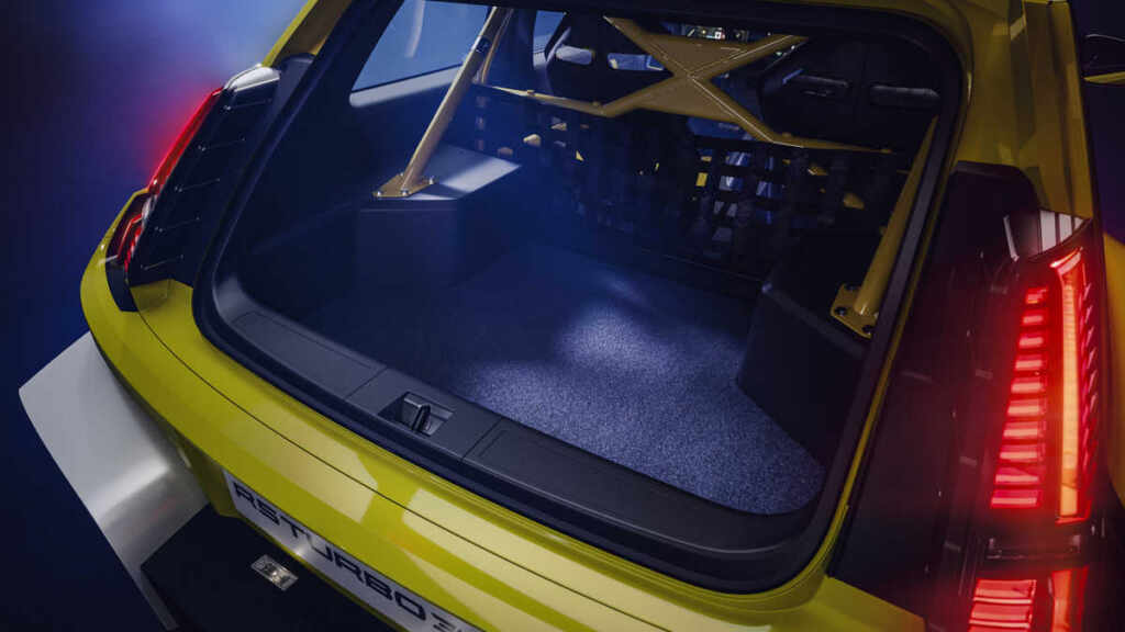 Debutta in Italia la Renault 5 Turbo 3E ispirata ai rally anni '80 3 renault 5 turbo 3e