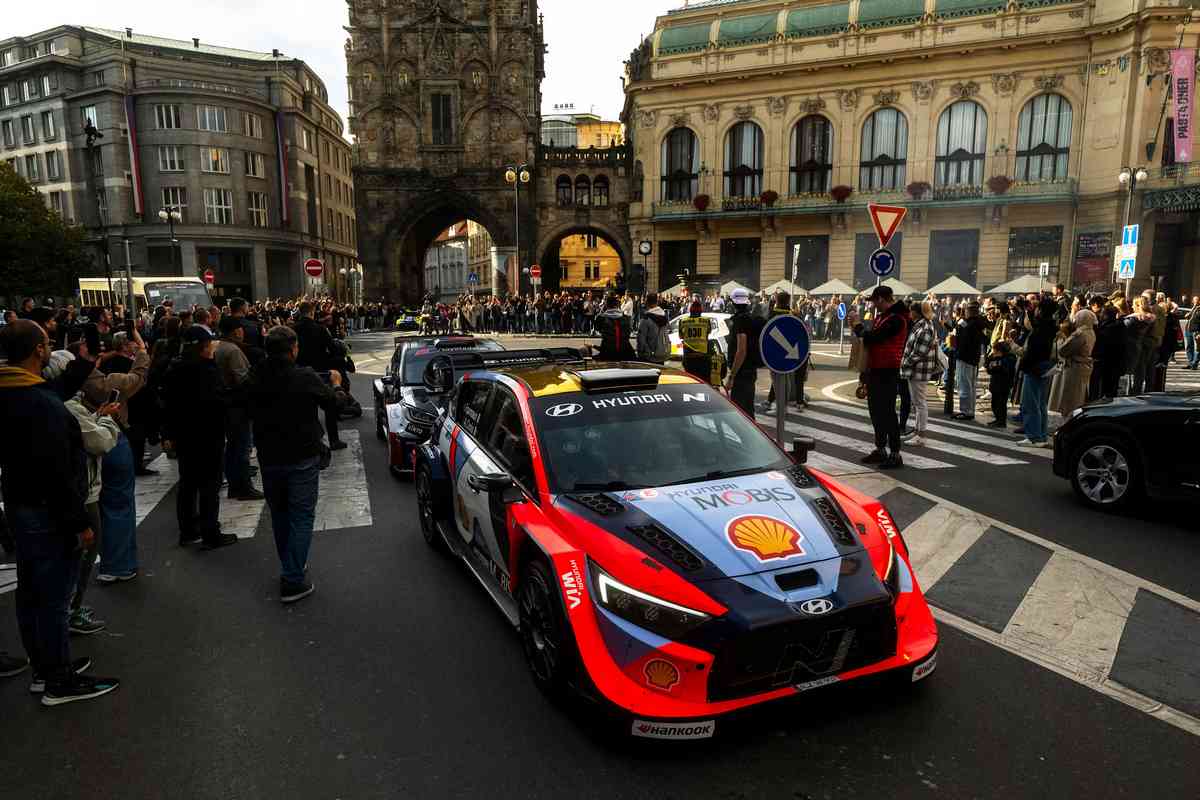 Diretta WRC - Rally Europa Centrale 4 Le vetture del WRC sfilano nel centro di Praga (foto Red Bull Content Pool)