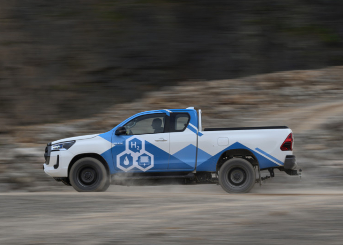 Come è fatta la Hilux ad idrogeno che Toyota porta alla Dakar 1 800 2024 toyota hilux fcev prototype dpl dynamic 014